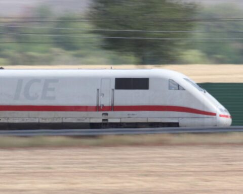 ICE-Zug auf Abfahrt, symbolisiert Verspätungen zwischen Hamburg und Berlin aufgrund technischer Probleme.