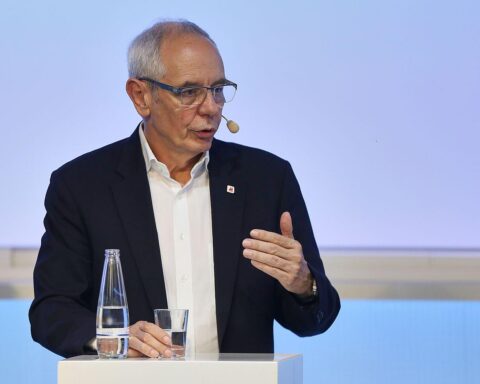 Michael Vassiliadis diskutiert Steuerreform: Höherer Spitzensteuersatz, Entlastung des Mittelstands, Erbschaftssteuer.