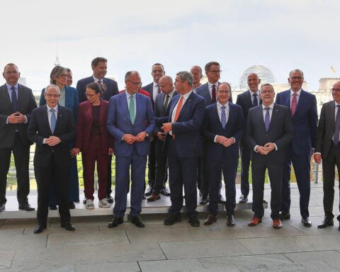 Treffen von Politik, Gewerkschaften und Arbeitgebern zur Diskussion über Reformen und Zusammenarbeit.