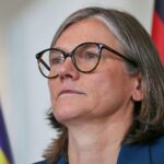 Christiane Benner kritisiert Bundesregierung wegen fehlender Entgelttransparenz und fordert gleiche Bezahlung für Frauen.