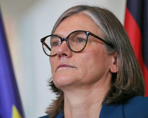 Christiane Benner kritisiert Bundesregierung wegen fehlender Entgelttransparenz und fordert gleiche Bezahlung für Frauen.