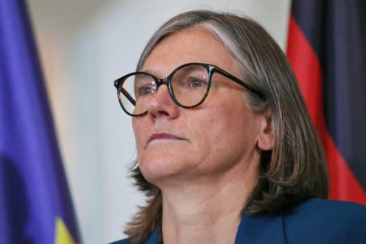Christiane Benner kritisiert Bundesregierung wegen fehlender Entgelttransparenz und fordert gleiche Bezahlung für Frauen.