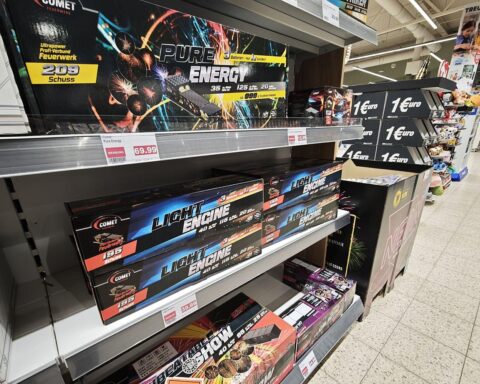 Böller und Feuerwerk im Verkauf, symbolisiert öffentliche Debatte über Böllerverbot in Deutschland.
