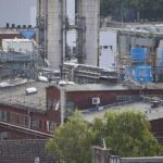 Chemieanlage in Deutschland, symbolisiert wirtschaftliches Wachstum und Herausforderungen durch Energiepreise und geopolitische Konflikte.