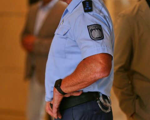 Bundestagspolizei überwacht Sicherheitslage, Statistiken zeigen Rückgang der Straftaten und wachsende Waffendelikte.