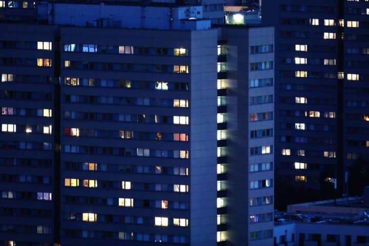 Dunkle Wohnblocks, symbolisieren die Zunahme der Alleinlebenden in Deutschland.