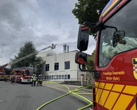 Großbrand in Produktionshalle, Feuerwehr im Einsatz, starke Rauchentwicklung, Gefahr für Anwohner.