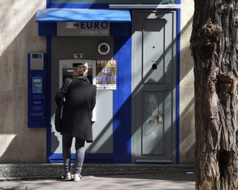 Geldautomat in Frankreich, Symbol für Inflation und Wirtschaftslage im Euroraum.