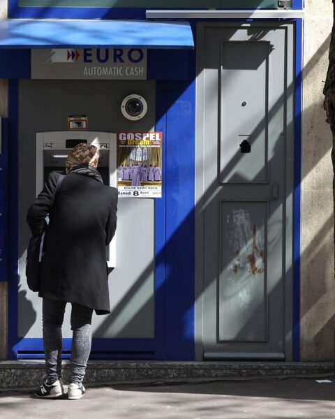 Geldautomat in Frankreich, Symbol für Inflation und Wirtschaftslage im Euroraum.