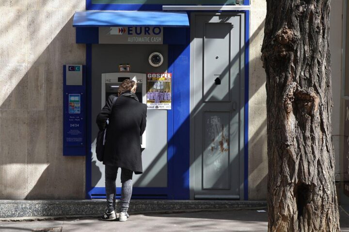 Geldautomat in Frankreich, Symbol für Inflation und Wirtschaftslage im Euroraum.