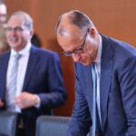Dobrindt und Merz diskutieren politische Umfragen und Herausforderungen vor der Bundestagswahl.
