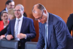 Dobrindt und Merz diskutieren politische Umfragen und Herausforderungen vor der Bundestagswahl.