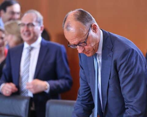 Dobrindt und Merz diskutieren politische Umfragen und Herausforderungen vor der Bundestagswahl.