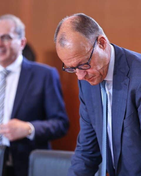 Dobrindt und Merz diskutieren politische Umfragen und Herausforderungen vor der Bundestagswahl.