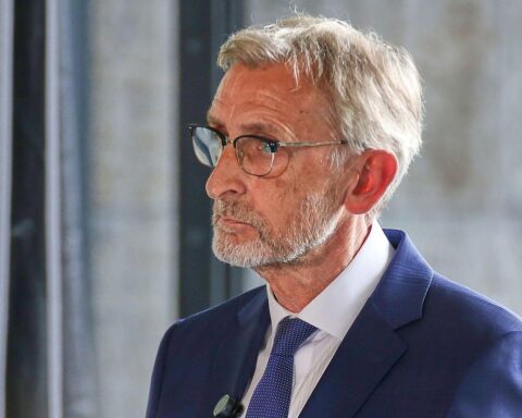 Armin Schuster präsentiert den Verfassungsschutzbericht 2025, der vor Radikalisierung und Gefahren warnt.
