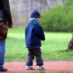 Mutter mit Kind, symbolisiert soziale Verantwortung und den Diskurs über Sozialleistungen für EU-Ausländer.