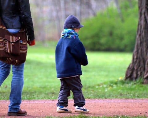 Mutter mit Kind, symbolisiert soziale Verantwortung und den Diskurs über Sozialleistungen für EU-Ausländer.