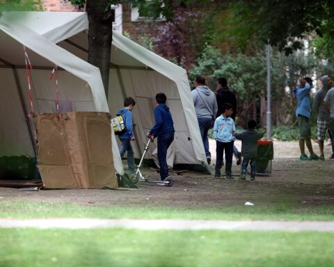 Flüchtlinge an Aufnahmestelle, symbolisieren die aktuelle Krise in der Asylverfahrensberatung.