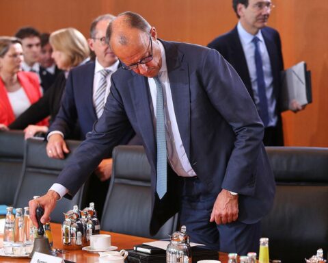 Friedrich Merz bei einer Pressekonferenz, besorgt über sinkende Umfragewerte der Union.