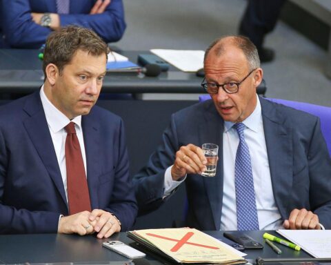 Politiker Lars Klingbeil und Friedrich Merz diskutieren über Umfrageergebnisse in Berlin.