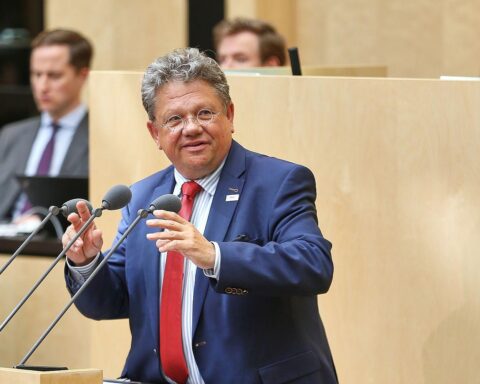 Andreas Philippi spricht über Flüchtlingsintegration und die Bedeutung von Migration für Deutschland.