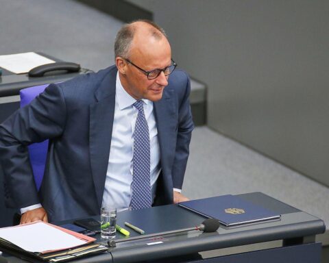 Podiumsdiskussion mit Friedrich Merz in Berlin, politische Wahrnehmungen und Umfragedaten im Fokus.