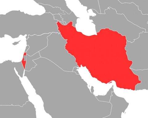 Symbolische Darstellung von Frieden und Spannungen zwischen Israel und Iran, Flaggen oder militärische Symbole.