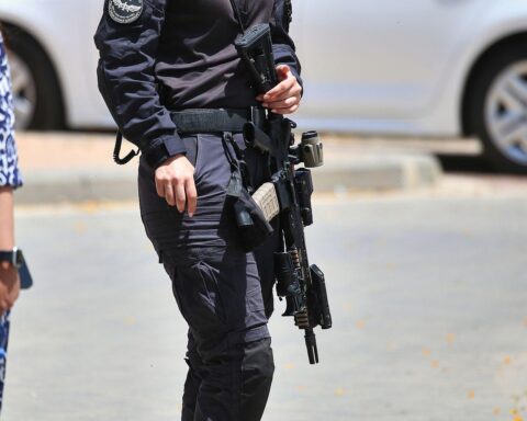 Israelischer Soldat in Aktion, vor einem Hintergrund von Konflikten im Libanon und Gaza.