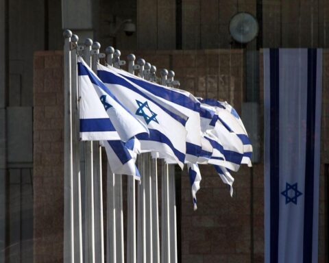 Israels Fahnen wehen im Wind, Symbol für den aktuellen Konflikt und Spannungen mit dem Iran.