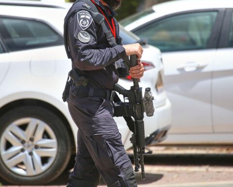 Israelischer Soldat in Alarmbereitschaft vor drohenden Raketenangriffen aus dem Iran.