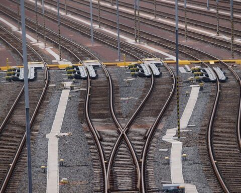 Italo-Züge auf Gleisanlage, bereit für den Markteintritt in Deutschland und Preissenkungen.