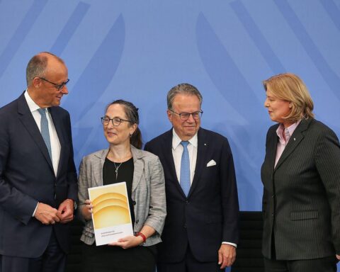 Politiker diskutieren leidenschaftlich über Rentenreform; Konflikt zwischen Jungs und alten Parteien.