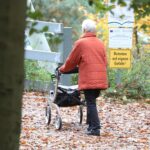Seniorin, die nachdenklich schaut, symbolisiert die Generationenfrage rund um Rente und finanzielle Gerechtigkeit.