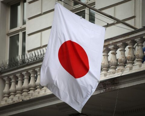 Zwei Flaggen von Japan und Südkorea, symbolisieren verstärkte Verteidigungskooperation und technologische Zusammenarbeit.