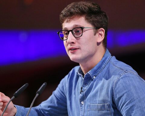 Philipp Türmer fordert Steuerentlastungen für Arbeitnehmer und höhere Besteuerung von Vermögen.