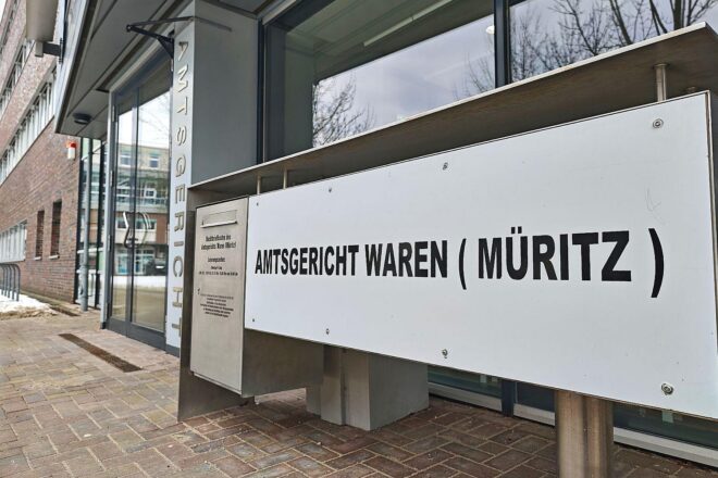 Ein Gerichtssaal mit Richter und Schöffen, Symbol für Justiz und demokratische Kontrolle.