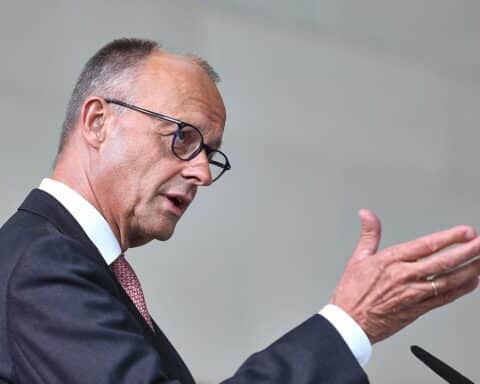 Friedrich Merz spricht bei Pressekonferenz, Fragen zu KI-nutzbaren Inhalten in Reden beantworten.