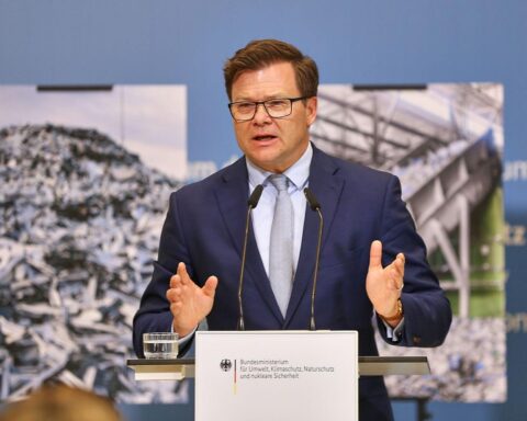 Carsten Schneider präsentiert Kreislaufwirtschaftsstrategie zur Stärkung der deutschen Wirtschaft in Berlin.