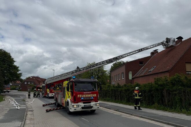 Kaminbrand in Aurich: Feuerwehr kämpft gegen Flammenausbreitung