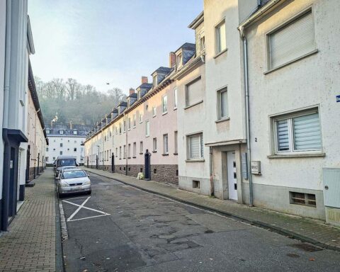 Kanalbauarbeiten in Koblenz: Baustelle, Baufahrzeuge und Baustellenabsperrungen in der Devorastraße.