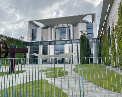 Bundeskanzleramt ohne Klimaanlage, Mitarbeiter schwitzen, Ventilatoren und Wasser zur Erleichterung.
