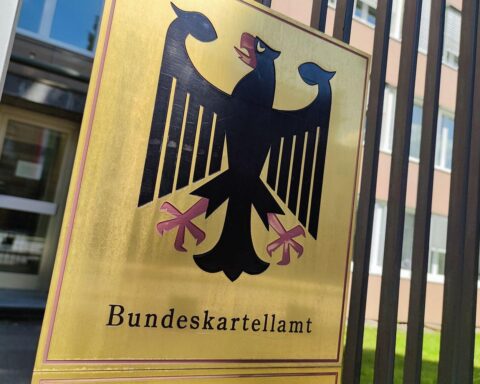 Bundeskartellamt prüft Spritpreise, Raffinerien im Fokus, Präsident Mundt kündigt Kontrollen an.