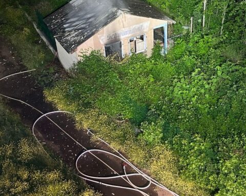 Abgebranntes Kassenhäuschen im Freibad, Feuerwehr im Einsatz, Polizei ermittelt Brandursache.