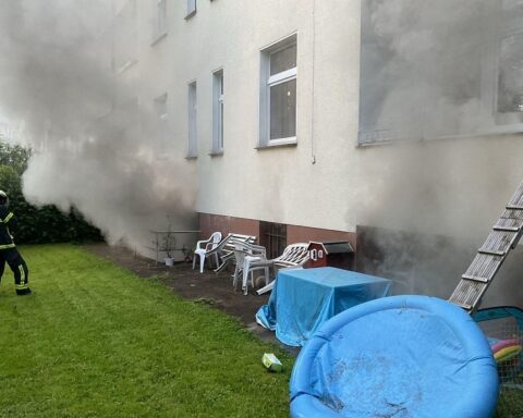 Kellerbrand in Mehrfamilienhaus: Feuerwehr im Einsatz, Bewohner evakuiert, dichte Rauchentwicklung.