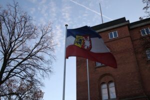 Landtag von Schleswig-Holstein mit Festbesuchern und Segelbooten während der Kieler Woche 2026.
