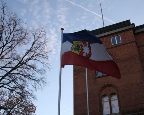 Landtag von Schleswig-Holstein mit Festbesuchern und Segelbooten während der Kieler Woche 2026.