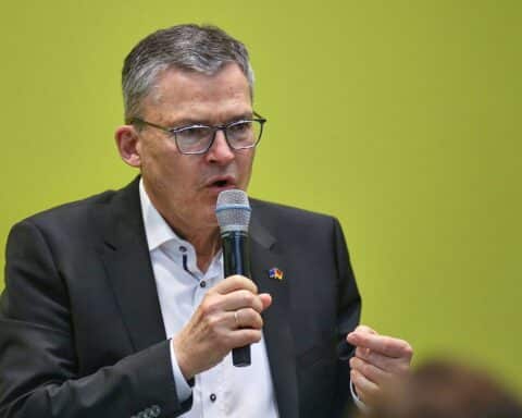 Roderich Kiesewetter äußert Kritik an deutscher Teilnahme am St. Petersburger Wirtschaftsforum.