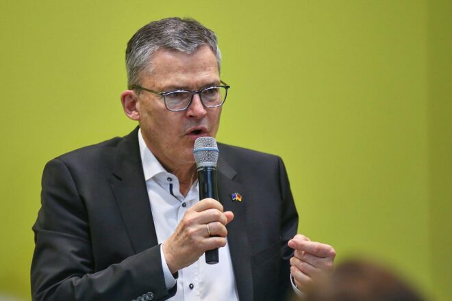 Kiesewetter kritisiert Teilnehmer von russischem Wirtschaftsforum