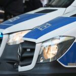 Ein schwerer Verkehrsunfall: Polizei, Straßenabschnitt, Fahrrad, traurige Stimmung, Fahndung nach Ursache.