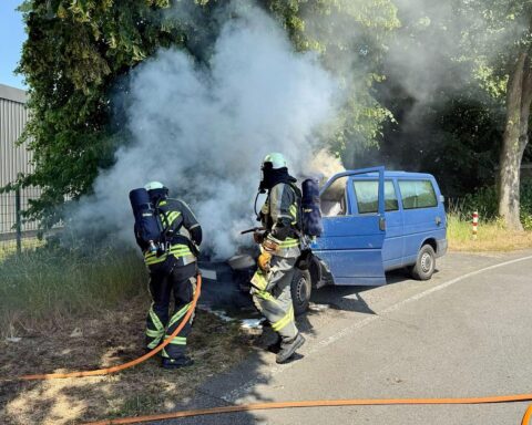 Kleinbusbrand in Hünxe, Feuerwehr im Einsatz, Brandbekämpfung mit Strahlrohr und Wärmebildkamera.